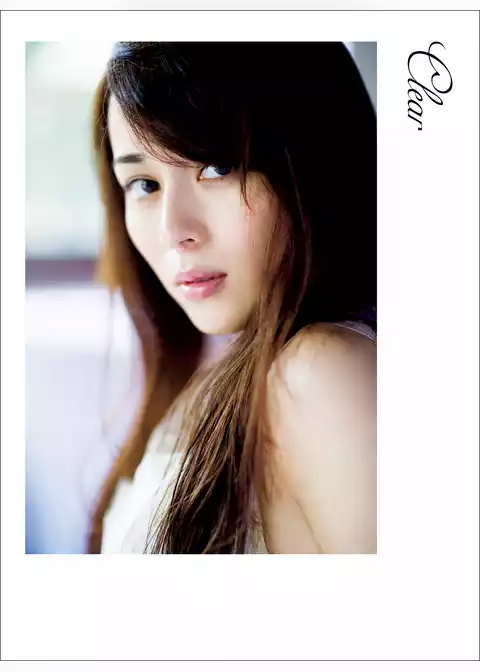比嘉愛未ファースト写真集『Clear』