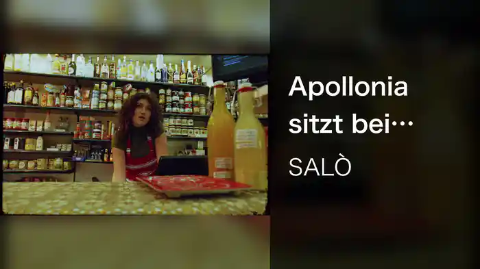 Apollonia sitzt bei Edeka an der Kassa