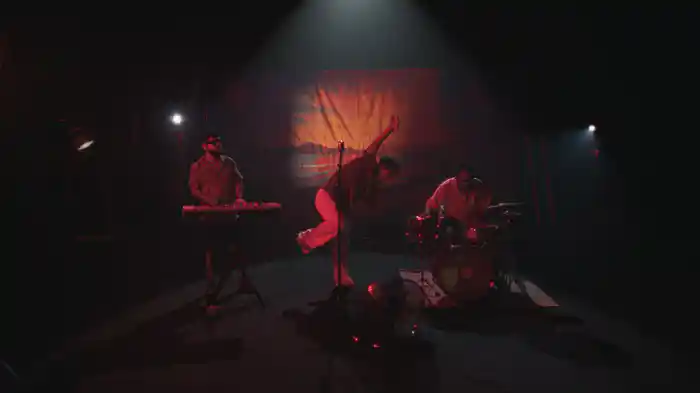 Sobre Tus Ojos Todo El Mar (Performance Video)