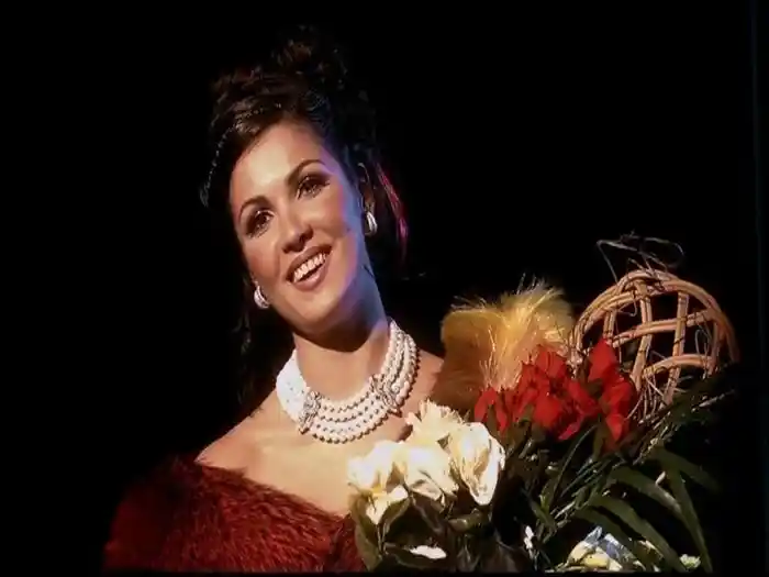 La sonnambula: "Care compagne, e voi, teneri amici..."