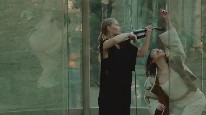 Meredi: White Flowers Take Their Bath