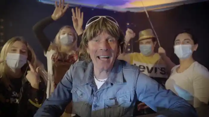 Nur noch Schuhe an! (Masken-Version)