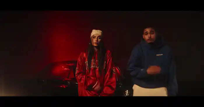 Rote Augen Weisse Nikes