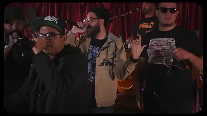 Nada Llega Solo (En Vivo)