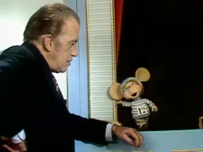 Topo Gigio Prepares For A Football Game (Live On The Ed Sullivan Show, November 23, 1969)