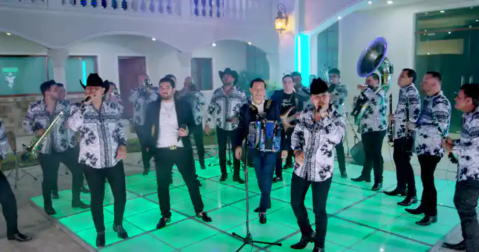 Vámonos Haciendo Menos (En Vivo)