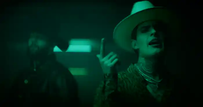 Con Un Botecito A Pecho