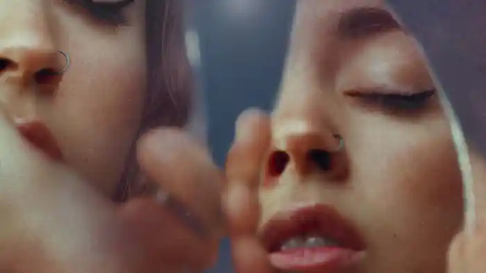 Justo Cuando El Mundo Apriete (Lyric Video)