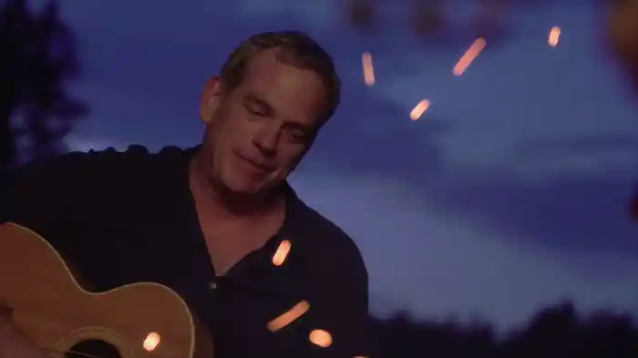 Autour du feu (Medley: L'été indien / Et si tu n'existais pas / Ça va pas changer le monde / Dans les yeux d'Émilie) (Clip Officiel)