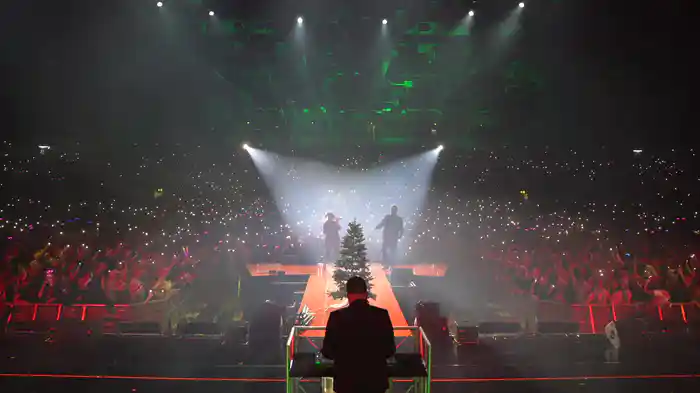 Tanz mit mir um den Weihnachtsbaum