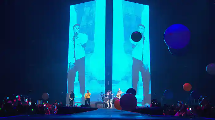 POJĎ KE MNĚ BLÍŽ (Live)