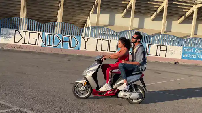 Me Encuentro Solo (Canto De Levante / Lyric Video)