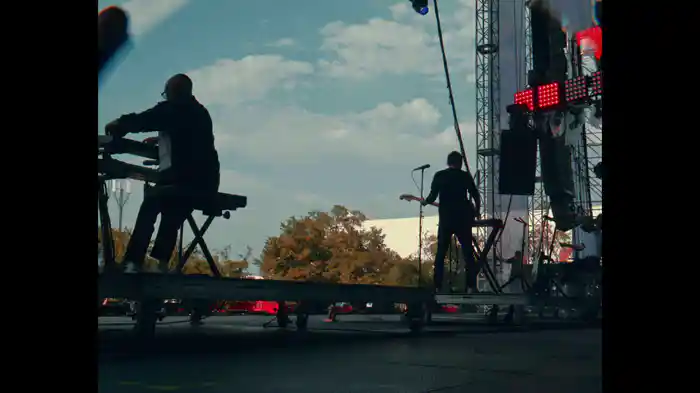 Un Mundo Raro (En Vivo desde Tecate Pa´l Norte)