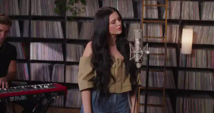 Bigger Person (Mirror Acoustic Session)