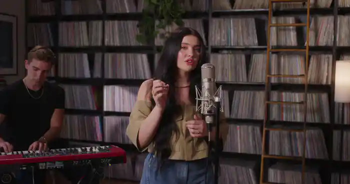 Too Hurt To Fall In Love (Mirror Acoustic Session)