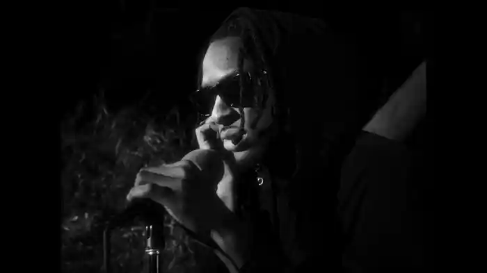 B & W (Live Performance)