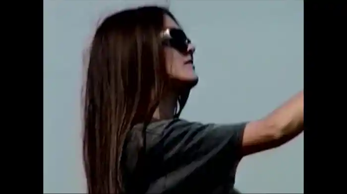 Saulesbrilles uz acīm (Lyric Video)