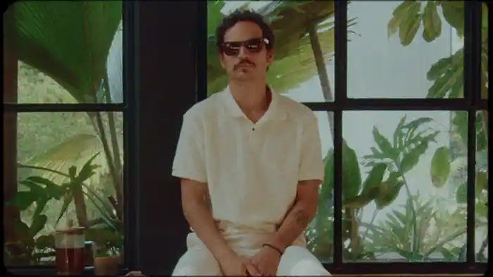 De día bien (Lyric Video)