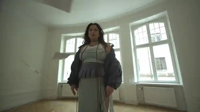 I Fönstret På Andra Sidan Gatan (Lyric Video)