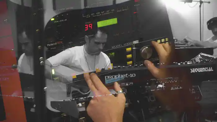 Everything Everything (Visualiser)