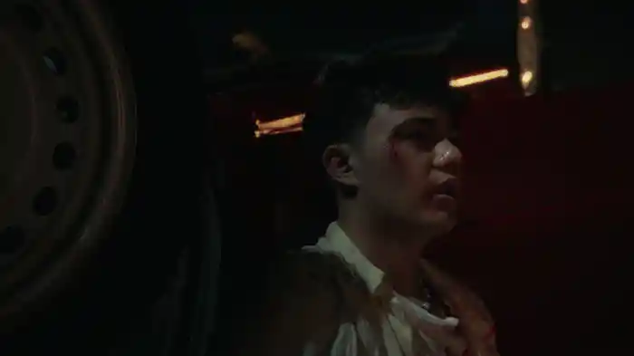 Mundur Perlahan (Lyric Video)