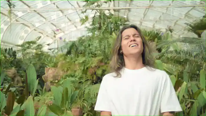 Tem Beijo Que Abraça A Gente