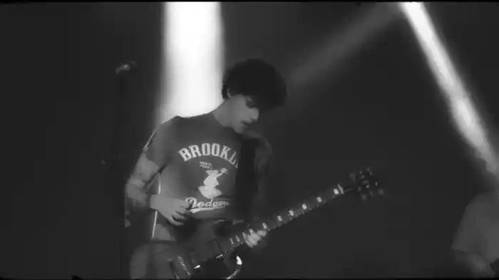 BAJO LA MESA (en vivo desde Lima)