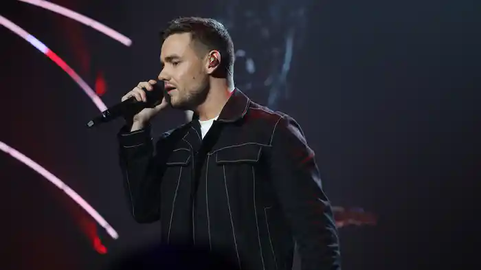 Live Forever (The BRITs Are Coming Performance)