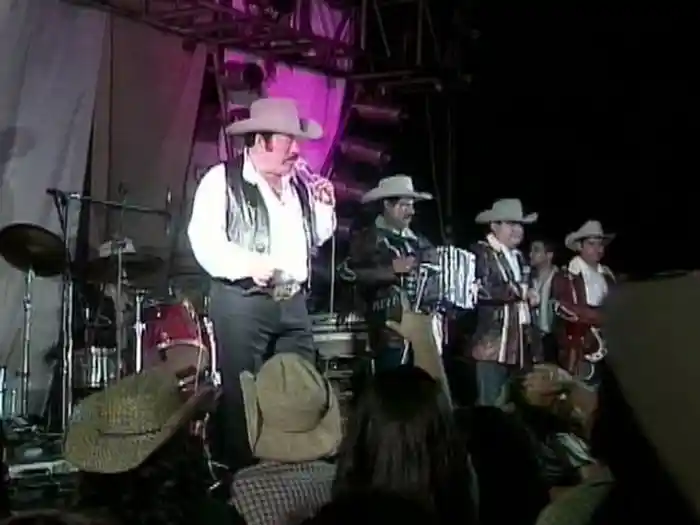 Bajo Mil Llaves (En Directo)