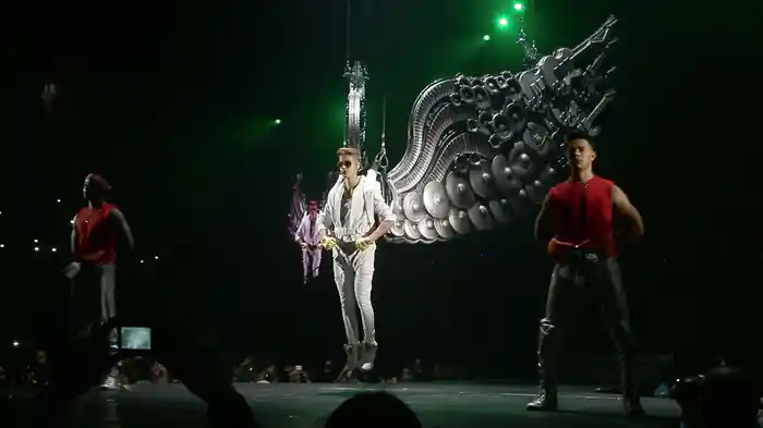 オール・アラウンド・ザ・ワールド feat． リュダクリス