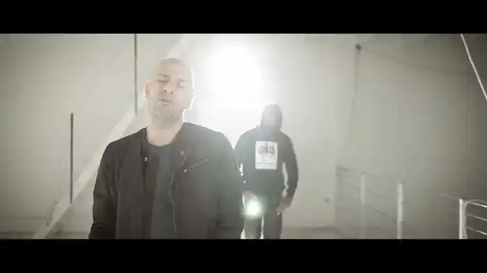 A part les € (Trailer)