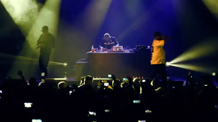 Weekend (Live @ Fabrique, Anteprima Tour 2014)