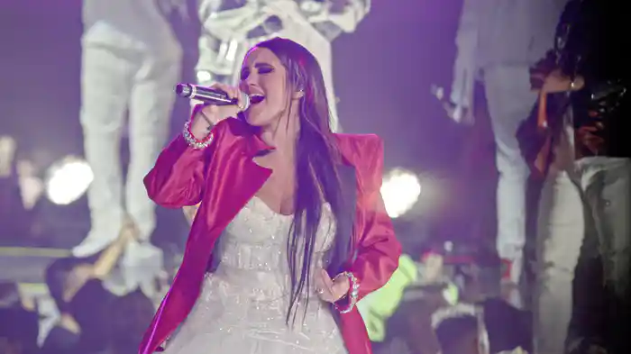 Aún Hay Algo / Tras De Mí (En Vivo)