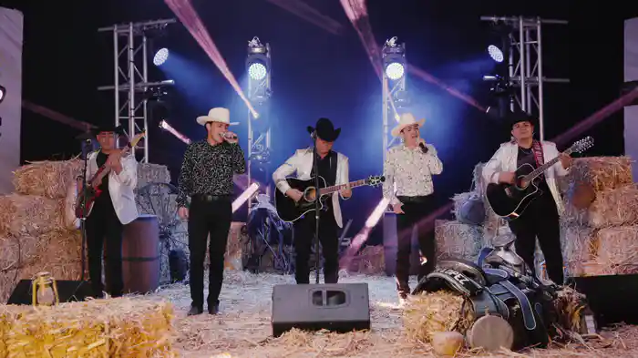 Amores Con Mi Estilo (En Vivo)