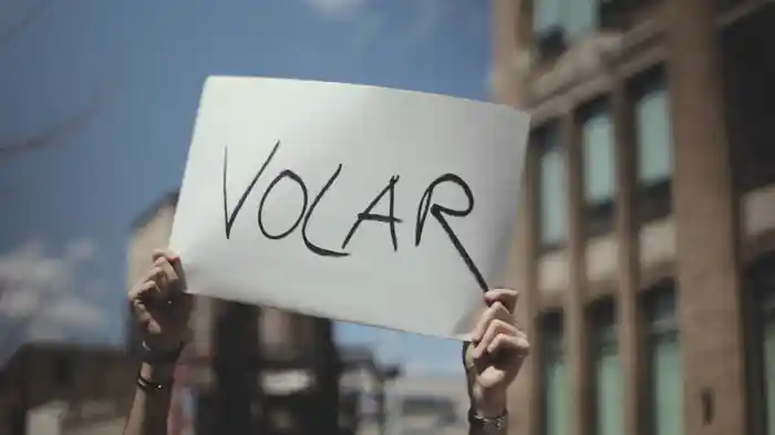 Volar (Lyric Video)