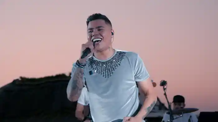 Inventa Algum Sentimento (Felipe Araújo In Brasília / Ao Vivo Na Praia / 2019)