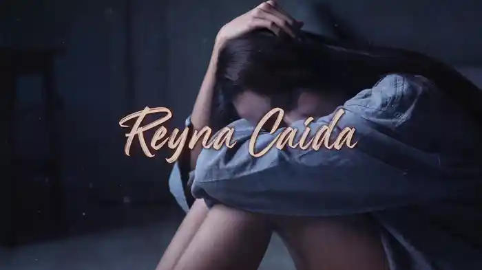 Reyna Caída (LETRA/En Vivo)
