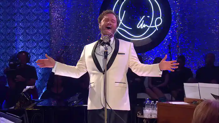 It Must Be Christmas (Live)