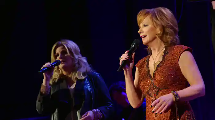 Softly And Tenderly (Live At Ryman Auditorium, Nashville, TN / 2017)