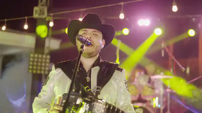 Dándole Y Dándole (En Vivo)