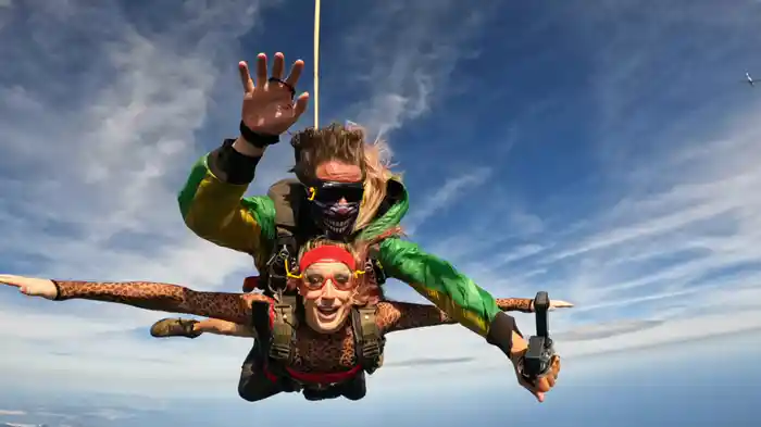 Queda Livre (Lyric Video)