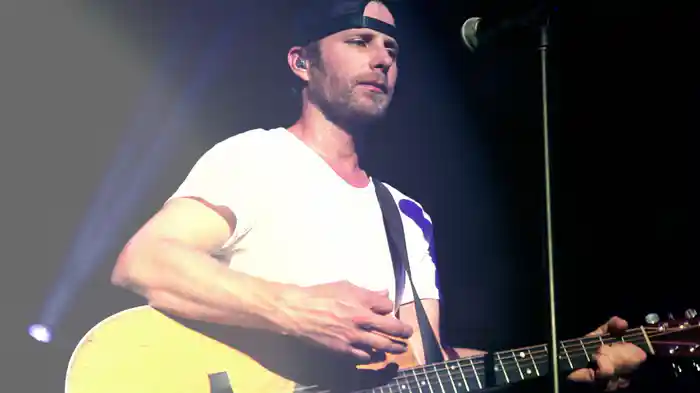 I Hold On (Tour Performance)