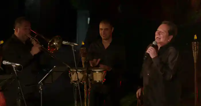 Me Va Me Va/ Con La Gente