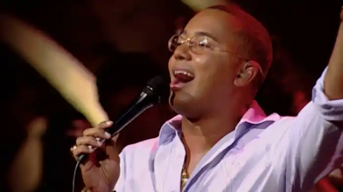 É Preciso Muito Amor (Ao Vivo)