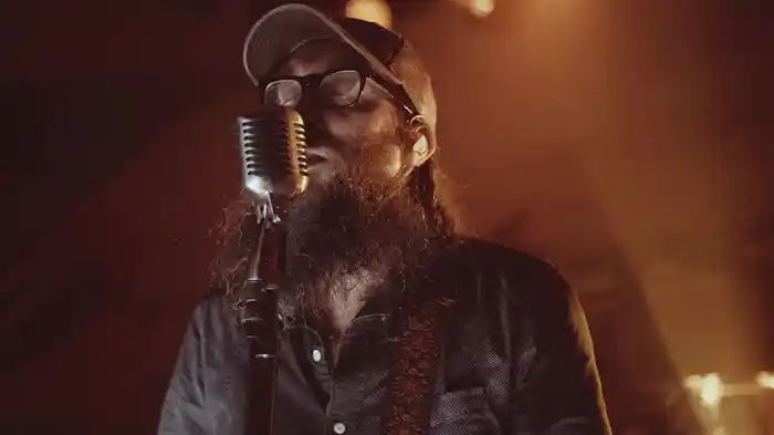 Lift Your Head Weary Sinner (Chains) (Live)
