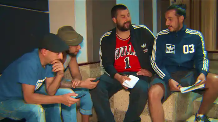 Bakom stängda dörrar