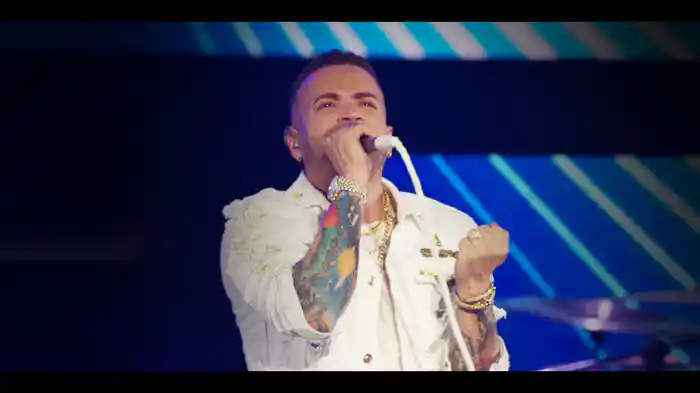 Alguien Robo (En Vivo)