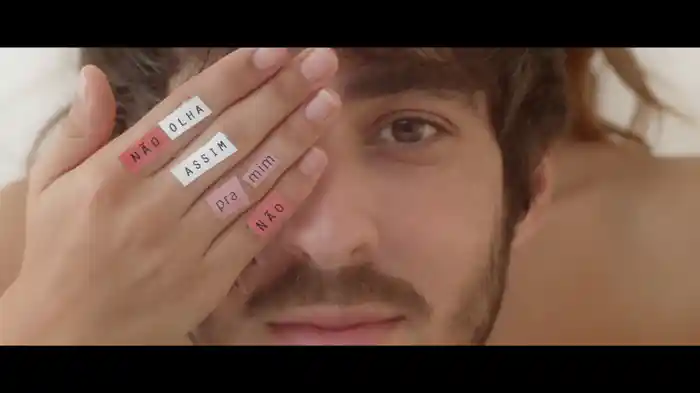 Não Olha Assim Pra Mim (Lyric Video)