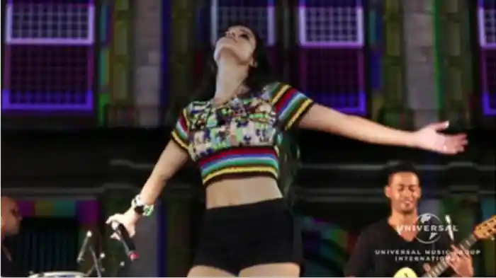 Eu Piro Quando Você Passa (Live)