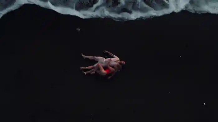 Sad Holiday (Schwarzer Sand)